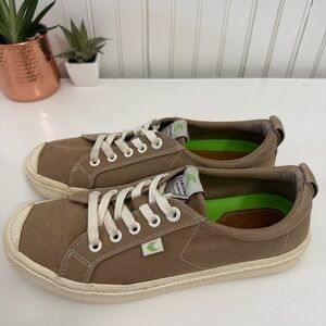 Cariuma Canvas OCA Low Sneakers Tan Beige Brown athletic shoes Sz 8.5